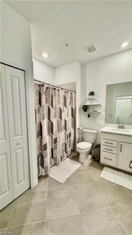 Guest bath with tub and shower